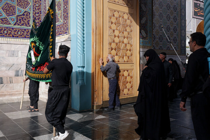 تقرير مصور/ مراسم عزاء يوم استشهاد الإمام الرضا (ع) في الحرم الرضوي الشريف