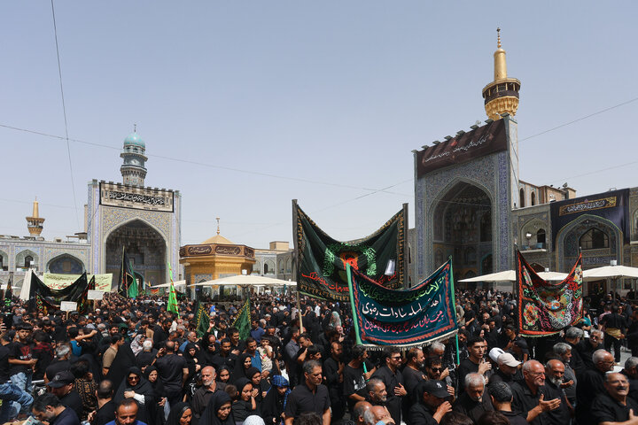 تقرير مصور/ مراسم عزاء يوم استشهاد الإمام الرضا (ع) في الحرم الرضوي الشريف