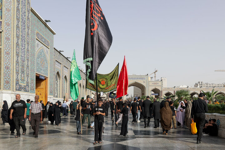 تقرير مصور/ مراسم عزاء يوم استشهاد الإمام الرضا (ع) في الحرم الرضوي الشريف