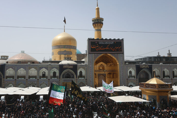 تقرير مصور/ مراسم عزاء يوم استشهاد الإمام الرضا (ع) في الحرم الرضوي الشريف