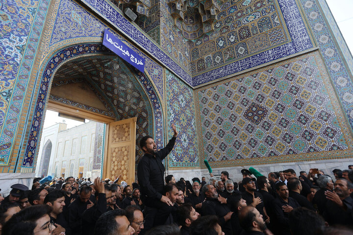 تقرير مصور/ مراسم عزاء يوم استشهاد الإمام الرضا (ع) في الحرم الرضوي الشريف