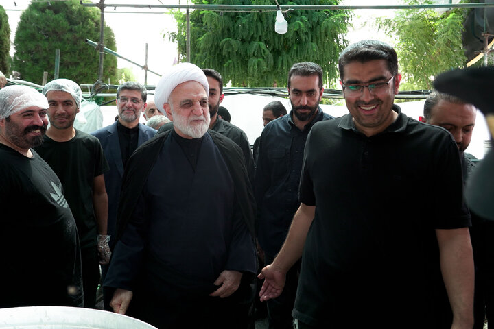 تقرير مصور/ حضور رئيس السلطة القضائية في المواكب القریبة من الحرم الرضوي الشريف