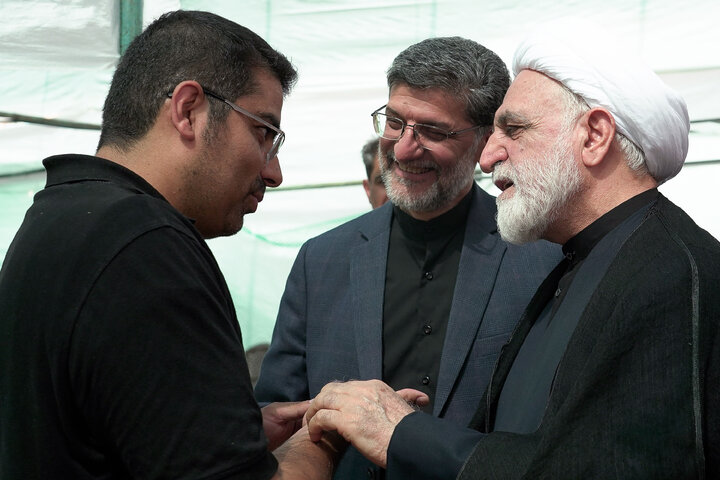 تقرير مصور/ حضور رئيس السلطة القضائية في المواكب القریبة من الحرم الرضوي الشريف