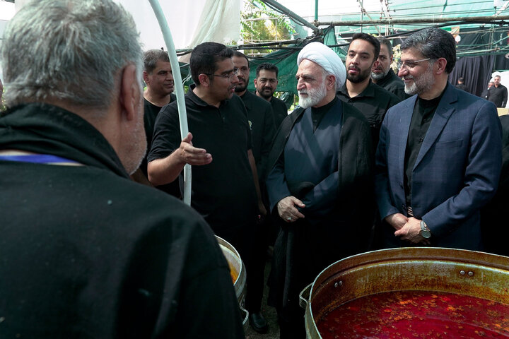 تقرير مصور/ حضور رئيس السلطة القضائية في المواكب القریبة من الحرم الرضوي الشريف