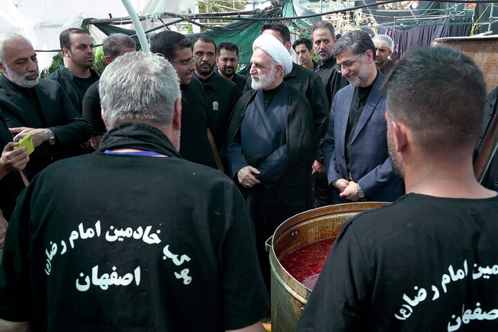 تقرير مصور/ حضور رئيس السلطة القضائية في المواكب القریبة من الحرم الرضوي الشريف