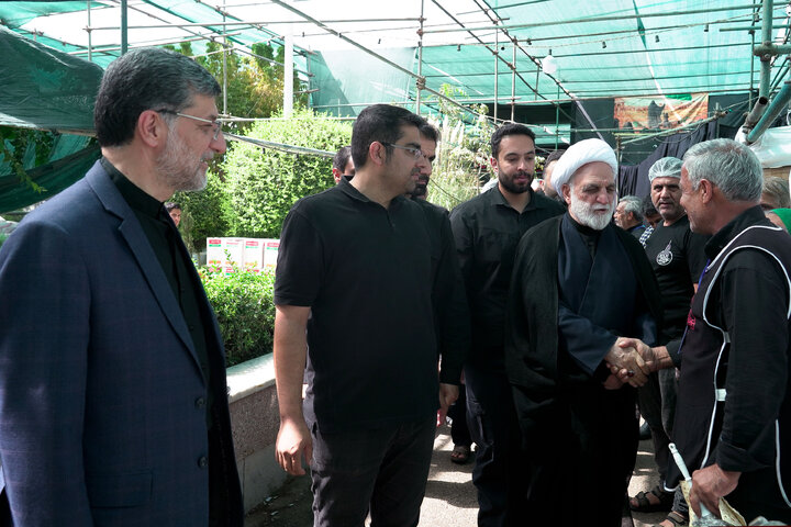 تقرير مصور/ حضور رئيس السلطة القضائية في المواكب القریبة من الحرم الرضوي الشريف