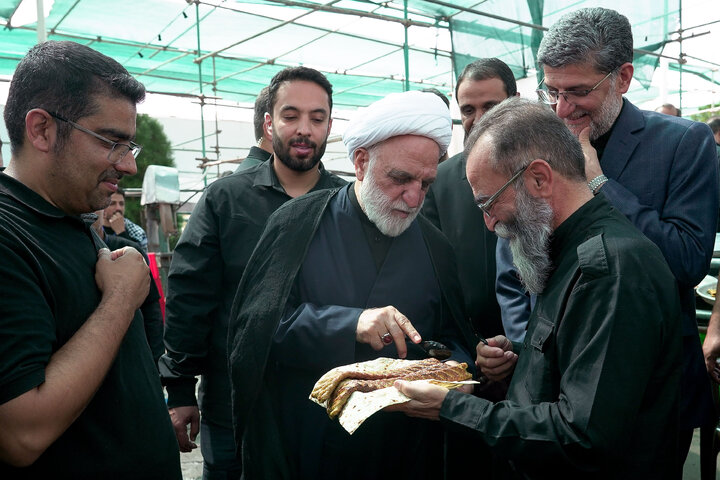 تقرير مصور/ حضور رئيس السلطة القضائية في المواكب القریبة من الحرم الرضوي الشريف