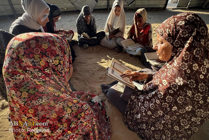 آموزش قرآن توسط زن ۷۳ ساله فلسطینی در اردوگاه المواصی