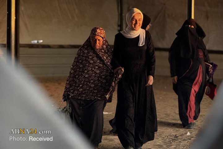 Wêneya Nûçeyan | Hînkirina Quranê ji aliyê jineke Filistînî ya 73 salî ve li kampa El-Mewasî