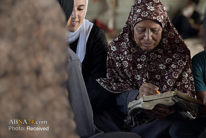 Wêneya Nûçeyan | Hînkirina Quranê ji aliyê jineke Filistînî ya 73 salî ve li kampa El-Mewasî