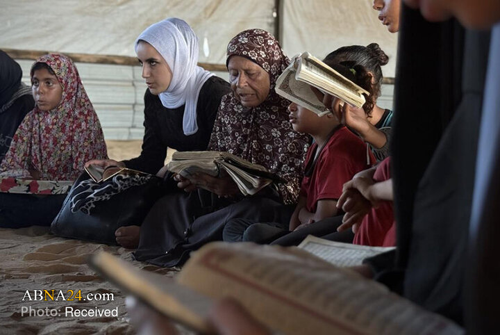 Wêneya Nûçeyan | Hînkirina Quranê ji aliyê jineke Filistînî ya 73 salî ve li kampa El-Mewasî