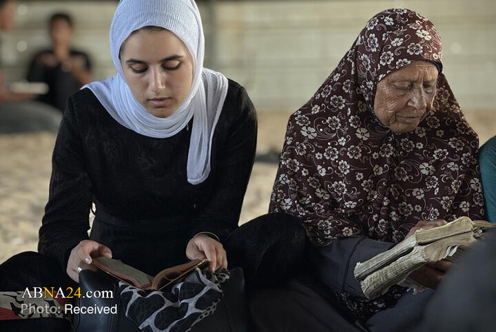 Wêneya Nûçeyan | Hînkirina Quranê ji aliyê jineke Filistînî ya 73 salî ve li kampa El-Mewasî