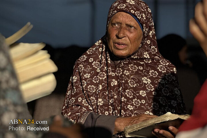 Wêneya Nûçeyan | Hînkirina Quranê ji aliyê jineke Filistînî ya 73 salî ve li kampa El-Mewasî