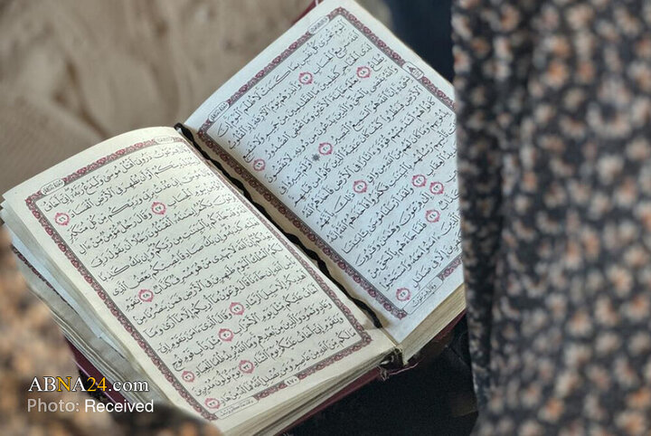 Wêneya Nûçeyan | Hînkirina Quranê ji aliyê jineke Filistînî ya 73 salî ve li kampa El-Mewasî