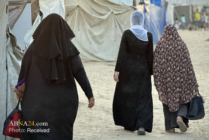 Wêneya Nûçeyan | Hînkirina Quranê ji aliyê jineke Filistînî ya 73 salî ve li kampa El-Mewasî