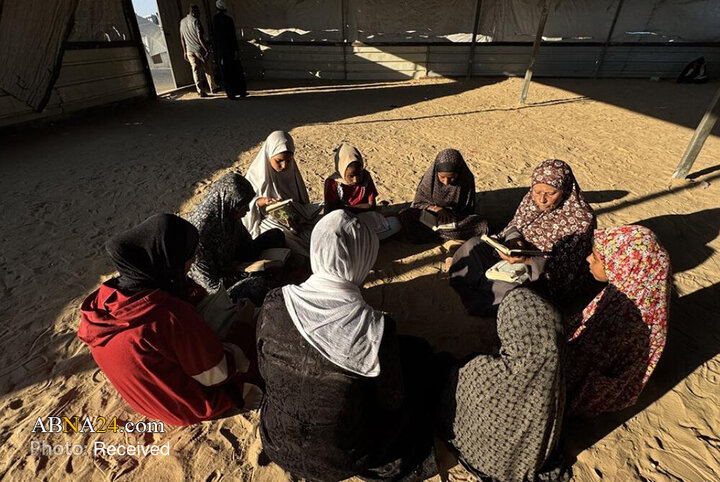 Wêneya Nûçeyan | Hînkirina Quranê ji aliyê jineke Filistînî ya 73 salî ve li kampa El-Mewasî