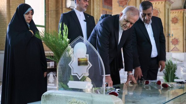 Iran President, his cabinet pay tribute to martyrs of Islamic Republic