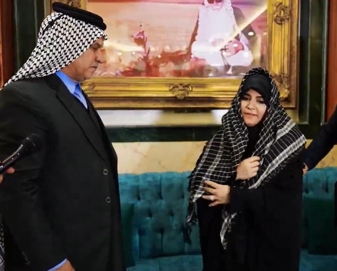 فيديو | شيخ قبيلة السواعد تكرم السيدة امامي بقلادة ذهبية