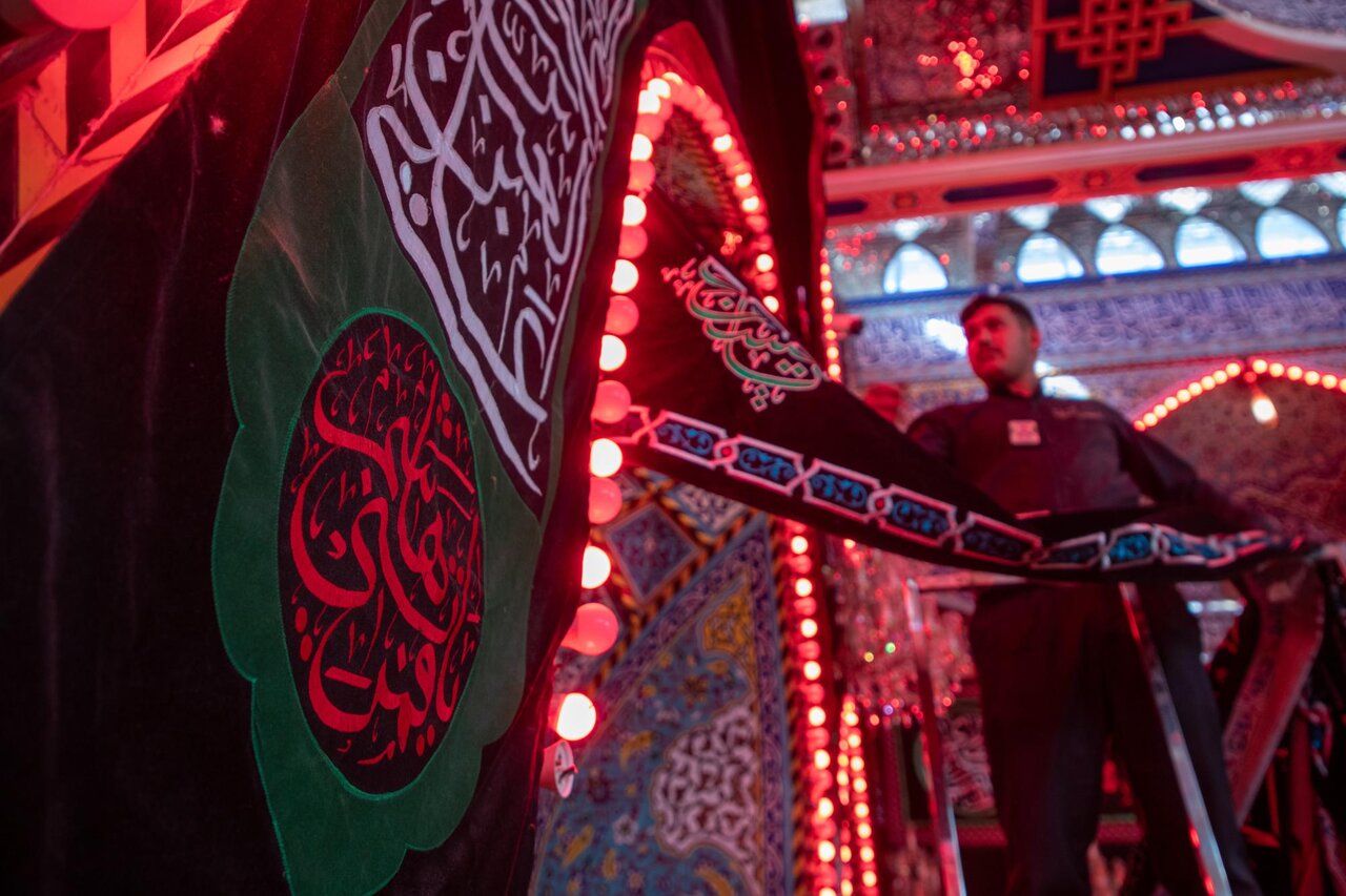 Coinciding with arrival of month of Rabi' al-Awwal.. Al-Abbas shrine removes signs of mourning from holy shrine