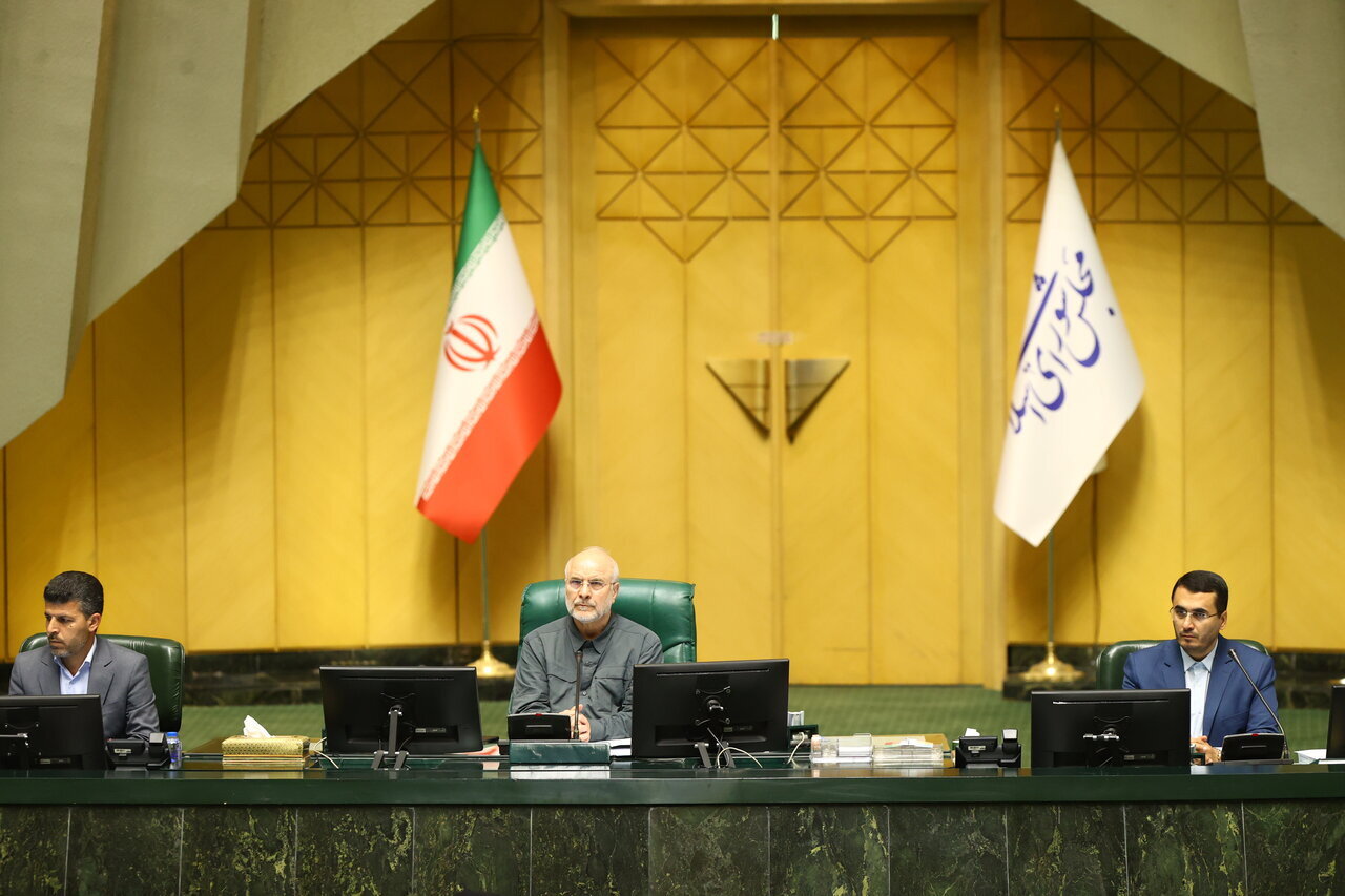 قالیباف: تقویت بینه دفاعی ایران اولویت و فوریت دارد/ باید پشتیبان دولت باشیم