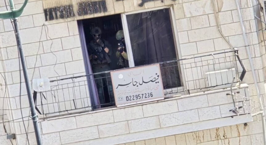 الضفة الغربية: أكثر من 20 إصابة واعتقالات في اعتداء الاحتلال على رام الله والبيرة