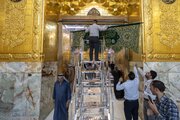 تقرير مصور/ استبدال ستائر أبواب حرم مرقد أبي الفضل العباس (ع) بعد انتهاء المحرم وصفر