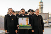 Informe fotográfico |  Ceremonia de sustitución de la bandera del santuario del Imam Reza (P) en vísperas del mes de Rabi‘ al-Awwal