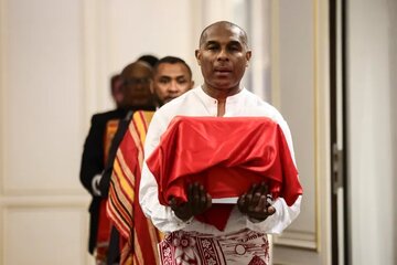 Франса төрәтдији СОЈГЫРЫМ актындан 128 илдән сонра Мадагаскар кралынын галыгларыны гајтарды
