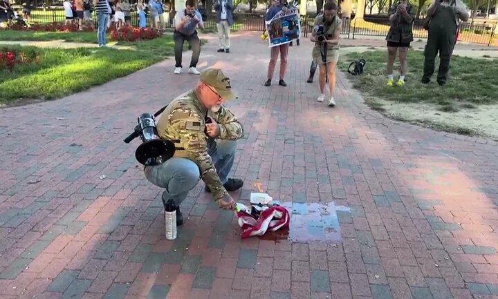 بازداشت یک کهنه‌سرباز ارتش پس از آتش زدن پرچم آمریکا مقابل کاخ سفید + ویدیو