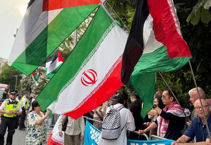 مردم دنیا حامی ایران هستند، رسانه‌های غربی دروغ می‌گویند/ ماجرای نصیحت حاج قاسم به شهید فخری‌زاده از زبان یک آمریکایی