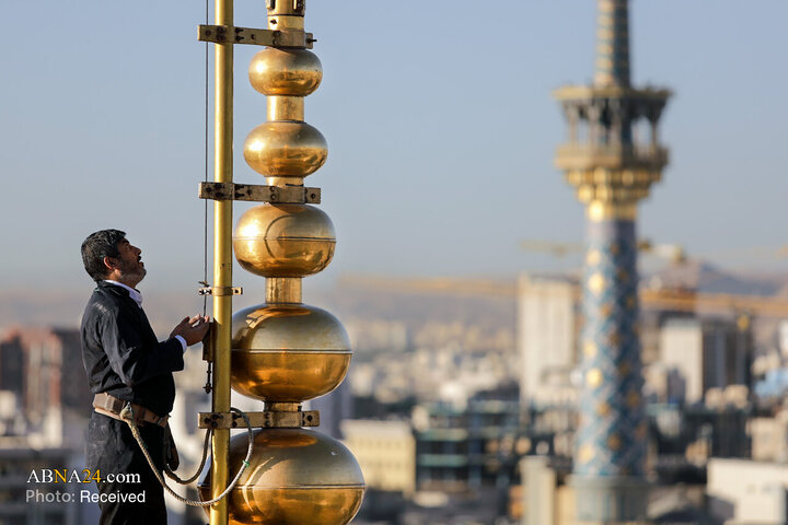 Informe fotográfico |  Ceremonia de sustitución de la bandera del santuario del Imam Reza (P) en vísperas del mes de Rabi‘ al-Awwal
