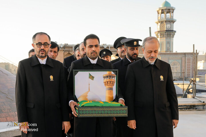 Informe fotográfico |  Ceremonia de sustitución de la bandera del santuario del Imam Reza (P) en vísperas del mes de Rabi‘ al-Awwal