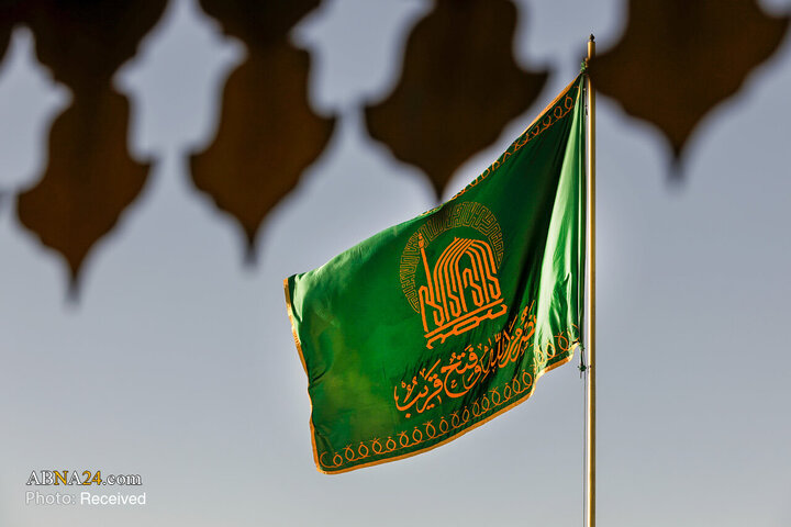 Informe fotográfico |  Ceremonia de sustitución de la bandera del santuario del Imam Reza (P) en vísperas del mes de Rabi‘ al-Awwal
