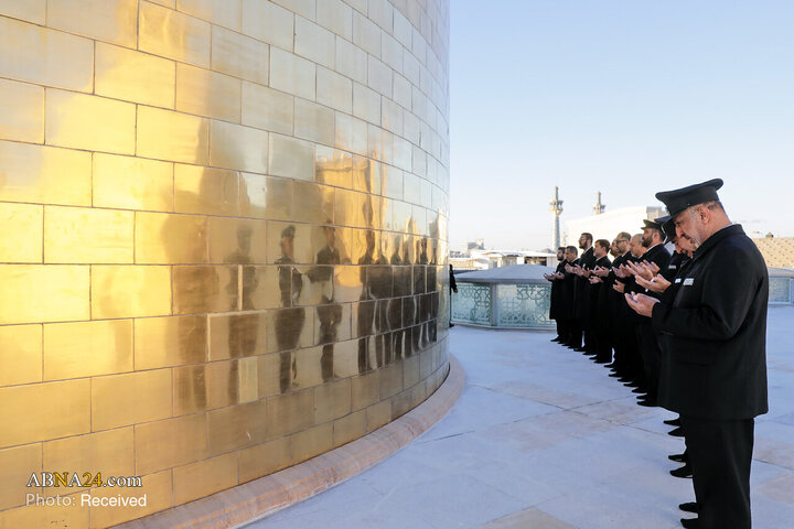 Informe fotográfico |  Ceremonia de sustitución de la bandera del santuario del Imam Reza (P) en vísperas del mes de Rabi‘ al-Awwal
