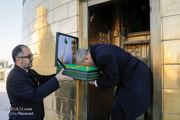 Informe fotográfico |  Ceremonia de sustitución de la bandera del santuario del Imam Reza (P) en vísperas del mes de Rabi‘ al-Awwal