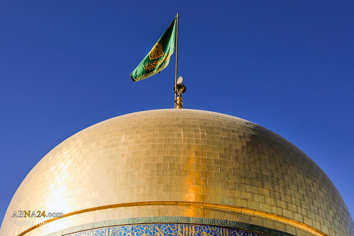 Informe fotográfico |  Ceremonia de sustitución de la bandera del santuario del Imam Reza (P) en vísperas del mes de Rabi‘ al-Awwal
