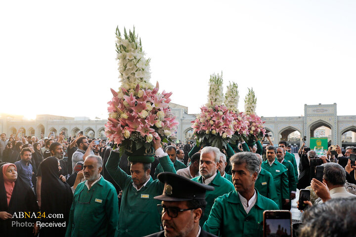 Informe fotográfico |  Ceremonia de sustitución de la bandera del santuario del Imam Reza (P) en vísperas del mes de Rabi‘ al-Awwal