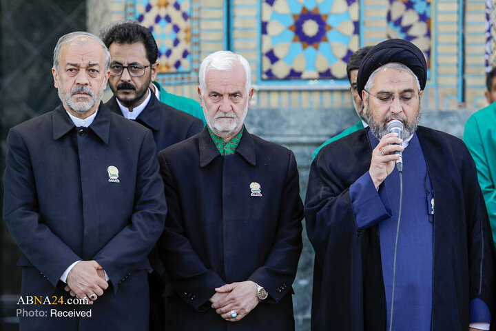 Informe fotográfico |  Ceremonia de sustitución de la bandera del santuario del Imam Reza (P) en vísperas del mes de Rabi‘ al-Awwal