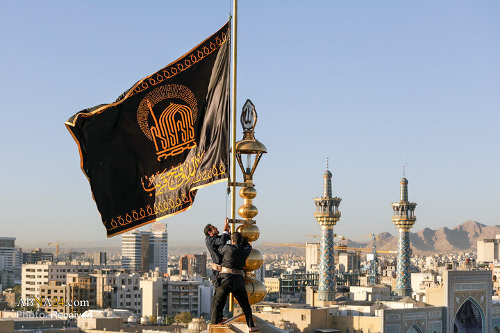 Informe fotográfico |  Ceremonia de sustitución de la bandera del santuario del Imam Reza (P) en vísperas del mes de Rabi‘ al-Awwal