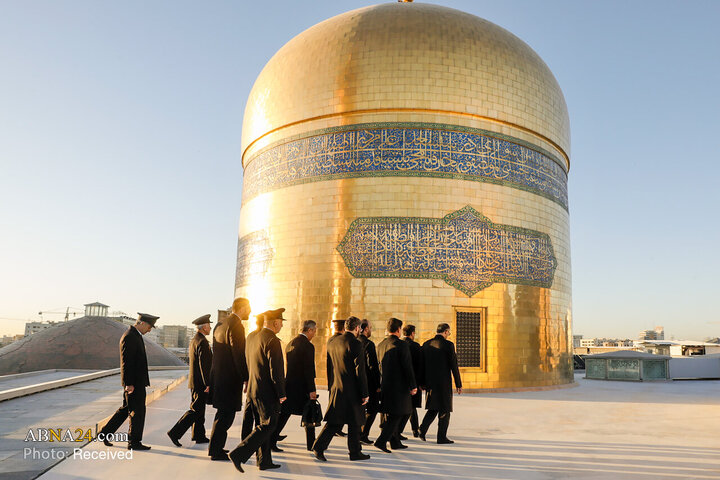 Informe fotográfico |  Ceremonia de sustitución de la bandera del santuario del Imam Reza (P) en vísperas del mes de Rabi‘ al-Awwal