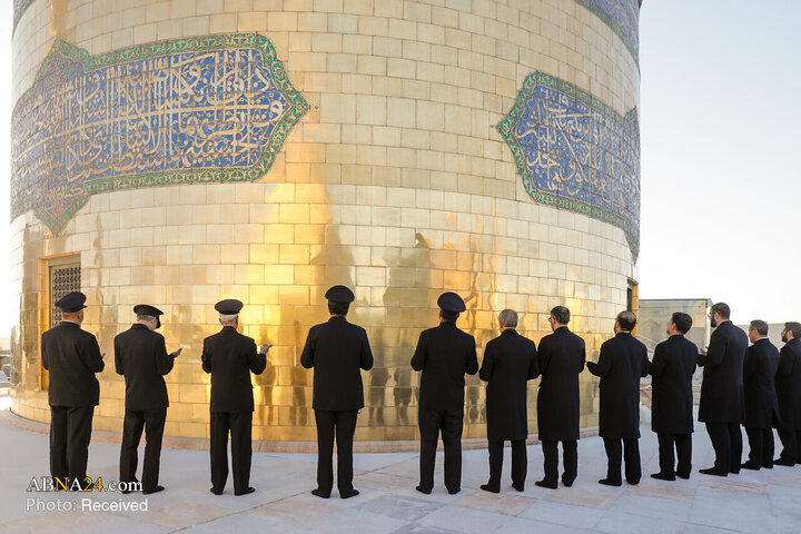 Informe fotográfico |  Ceremonia de sustitución de la bandera del santuario del Imam Reza (P) en vísperas del mes de Rabi‘ al-Awwal
