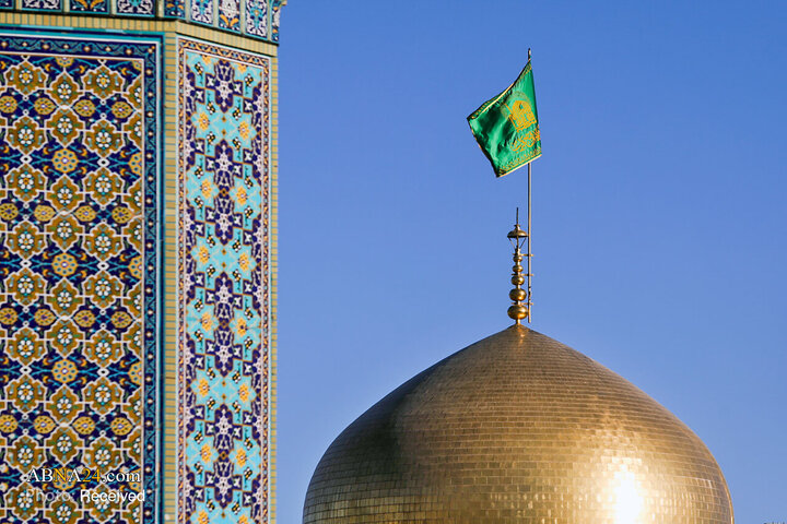 Informe fotográfico |  Ceremonia de sustitución de la bandera del santuario del Imam Reza (P) en vísperas del mes de Rabi‘ al-Awwal