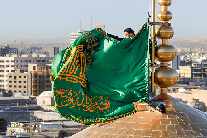 Informe fotográfico |  Ceremonia de sustitución de la bandera del santuario del Imam Reza (P) en vísperas del mes de Rabi‘ al-Awwal