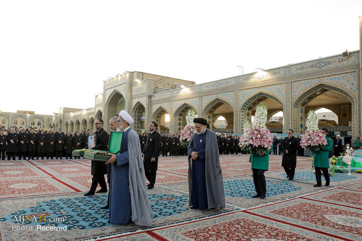 Informe fotográfico |  Ceremonia de sustitución de la bandera del santuario del Imam Reza (P) en vísperas del mes de Rabi‘ al-Awwal