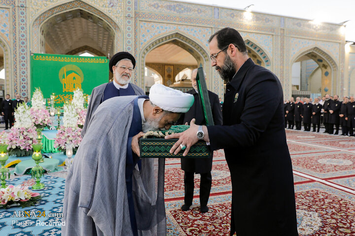Informe fotográfico |  Ceremonia de sustitución de la bandera del santuario del Imam Reza (P) en vísperas del mes de Rabi‘ al-Awwal