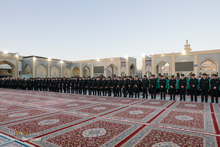 Informe fotográfico |  Ceremonia de sustitución de la bandera del santuario del Imam Reza (P) en vísperas del mes de Rabi‘ al-Awwal