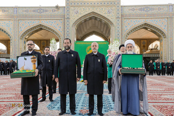 Informe fotográfico |  Ceremonia de sustitución de la bandera del santuario del Imam Reza (P) en vísperas del mes de Rabi‘ al-Awwal