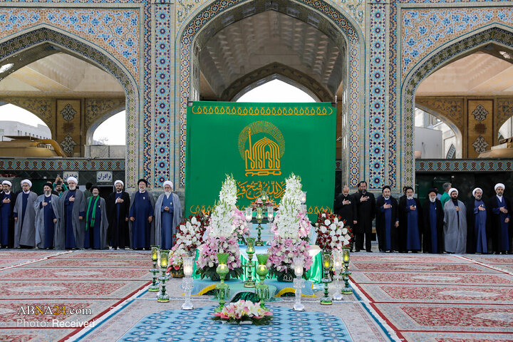 Informe fotográfico |  Ceremonia de sustitución de la bandera del santuario del Imam Reza (P) en vísperas del mes de Rabi‘ al-Awwal