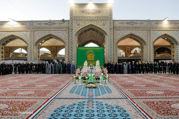 Informe fotográfico |  Ceremonia de sustitución de la bandera del santuario del Imam Reza (P) en vísperas del mes de Rabi‘ al-Awwal