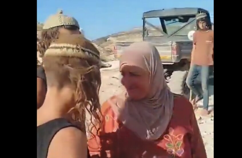 نظرت في عينيه وبصقت بوجهه.. فلسطينيات يستهزئن بمستوطنين اقتحموا قريتهن